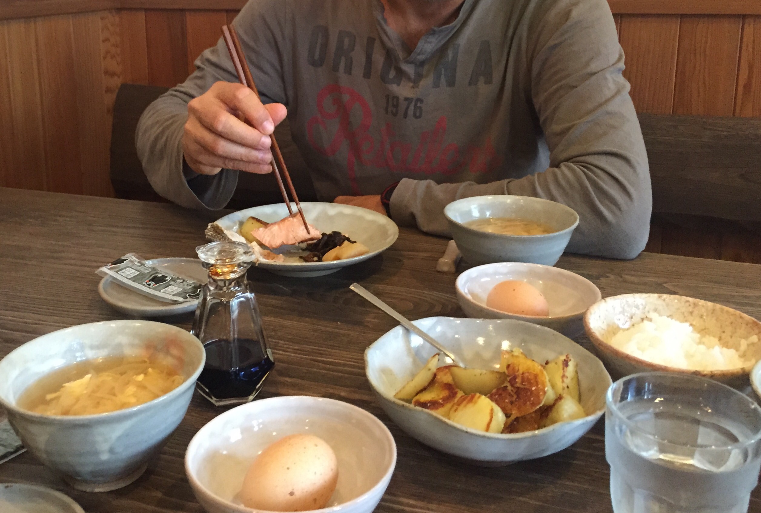 Petit déjeuner à la pension Bonsomme.