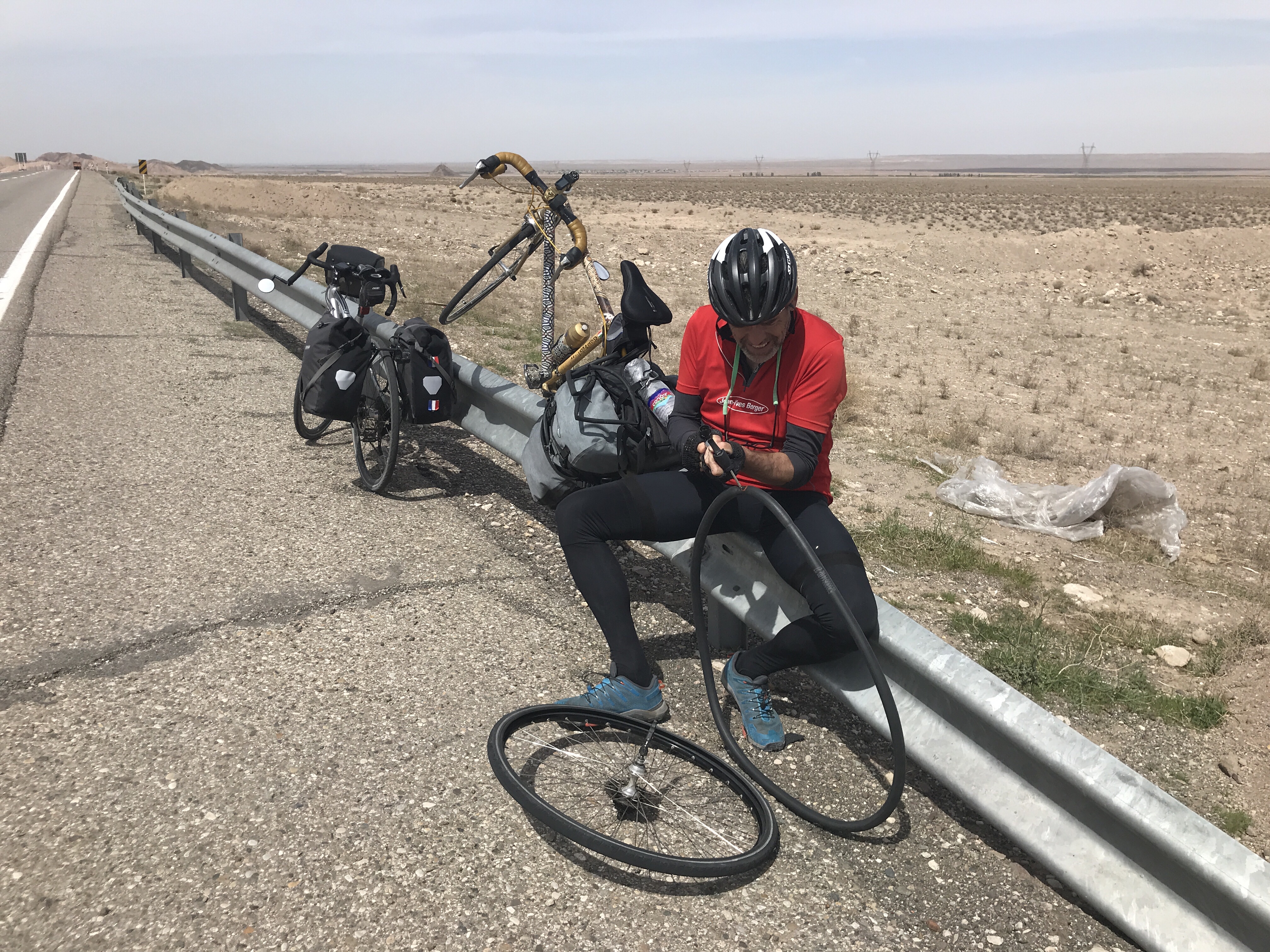 De Kashan à Qom 105 km de désert vent de face.