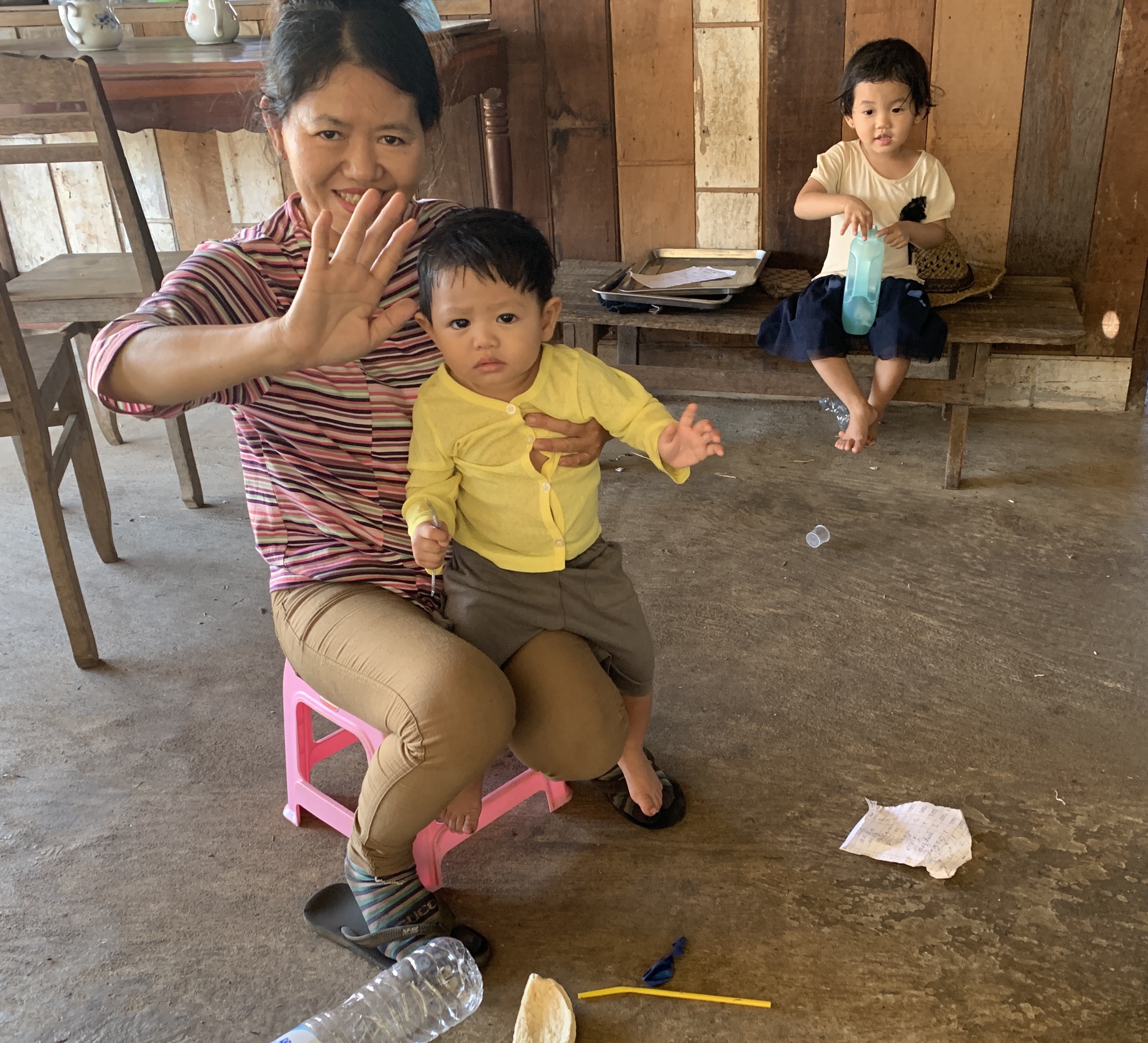 Nous sommes accompagnés par les encouragements des enfants,et il y en a beaucoup au Cambodge.